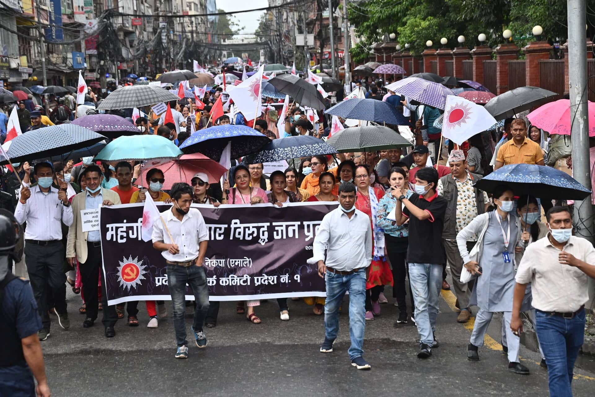 वर्षाका बीच एमालेको विरोध प्रदर्शन (फोटोफिचर)